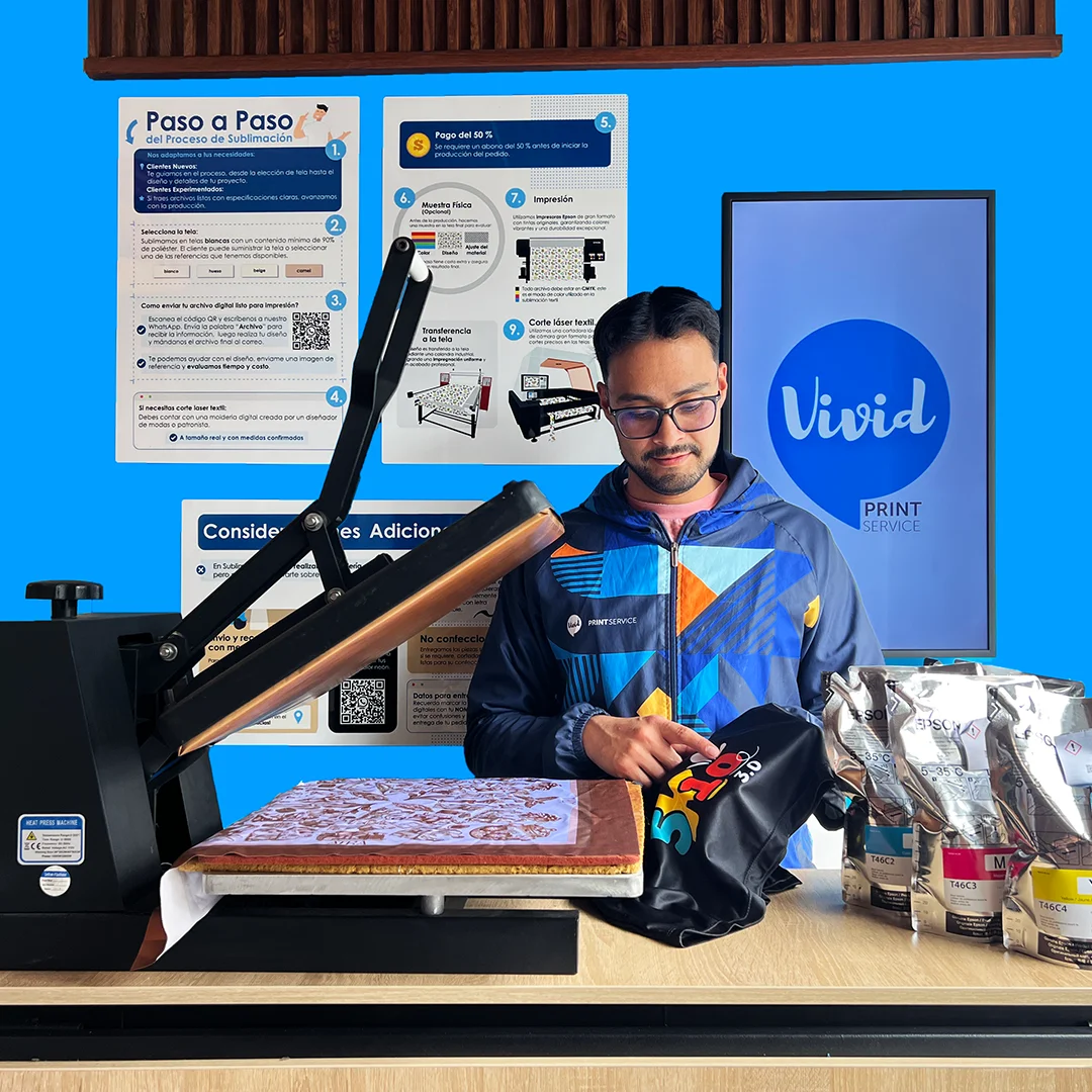 Persona operando una prensa térmica durante el proceso de sublimación textil